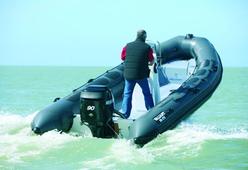 photo essai bateau pneumatique : DR 570  Valiant