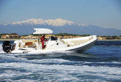 photo essai bateau pneumatique : Elegance 34 Black Fin