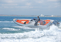 photo essai bateau pneumatique : Adrenalina 9,5 Lomac