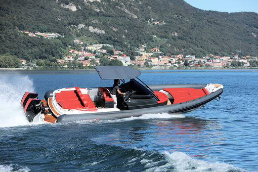 photo essai bateau pneumatique : Adrenalina 10,5 Limited Edition 60th anniversary Lomac