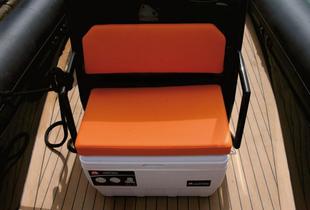 La glacière placée devant la console sert également de siège avec l'apport d'un coussin et d'un dossier amovibles.