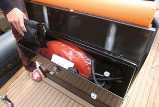 Ce ne sont pas les coffres qui manquent à bord de ce semi-rigide, comme ici sous l'assise de pilotage.
