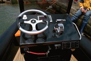 La forme de la console est pertinente avec son retrait au niveau des genoux. Toutefois, on aurait préféré un volant plus vertical…
