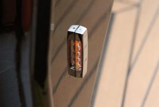 Les diodes luminescentes situés de part et d'autre de la console apportent un repère visuel pour les embarquements de nuit.