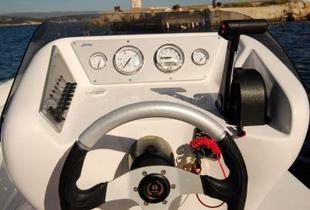Le design de la console de pilotage, avec manette de gaz en avant du volant, est original mais peu fonctionnel.