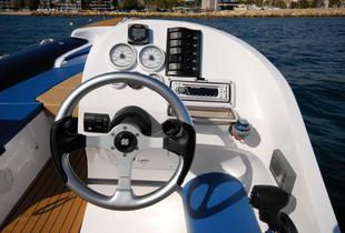 Petite, la console de pilotage ne laisse guère de place pour le GPS-Sondeur ou la VHF.
