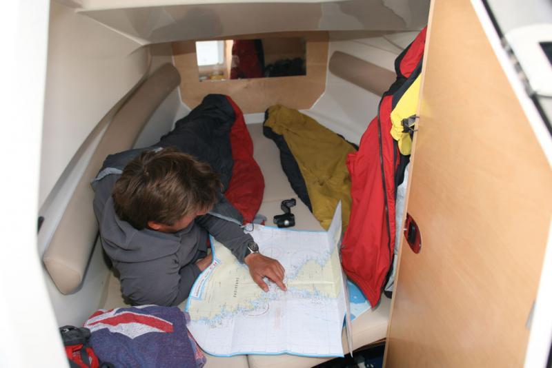 Nous avons passé la nuit à bord dans des sacs de couchage. Dès le réveil, la carte marine est à l'étude…
