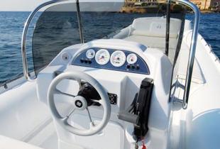 Poste de pilotage bien abrité, mais le socle de console vertical laisse peu de place pour avancer les pieds.