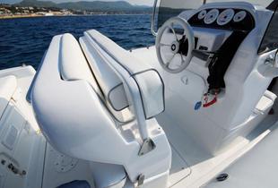 Assise de pilotage relevable : bien en pilotage debout mais confort à revoir en pilotage assis.