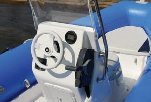 Simple et bien conçue, la console inclinée, avec volant à hauteur et robuste main-courante de pare-brise.
