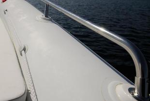 Le solide balcon inox renforce la sécurité du cockpit avant et offre de bonnes prises pour se tenir.
