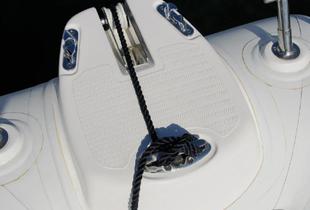 Bon point pour l’accastillage du nez de proue en polyester, doté de chaumards et d’un solide taquet inox.
