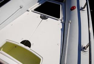 Les rangements du cockpit avant sont limités et il manque un compartiment séparé pour le mouillage.
