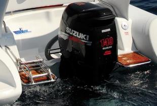 Ces jolies plate-formes arrière en teck et inox sont en option, ainsi que l’échelle de bain.
