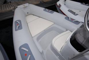 L’agencement fonctionnel du cockpit avant ménage deux places dans le sens de la marche et de grands coffres dans la proue.
