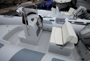 Le décalage sur tribord de la console et de la banquette de pilotage facilite les déplacements d’un bout à l’autre du cockpit.
