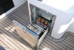 La base du siège de pilotage abrite un petit réfrigérateur situé à portée de main des convives.