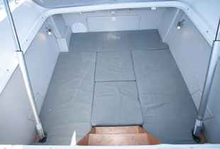 La surprise que réserve l'Alson est l'aménagement de son compartiment arrière en cabine. Sous le solarium, on trouve en effet une grande couchette double.
