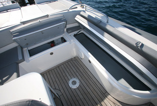 Sous la banquette, on trouve d'autres rangements, et notamment un coffre long pour stocker des skis nautiques ou des cannes à pêche.
