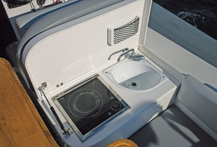 Sous le siège pilote aussi, une plaque de cuisson électrique et un petit évier…