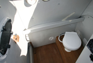 La volumineuse console abrite un WC marin. Un confort appréciable, mais une finition un peu sommaire…