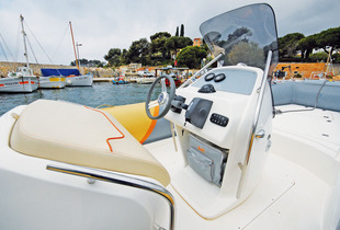 Console et leaning-post bien dessinés assurent un pilotage confortable. Notez le sac de voyage bien abrité dans son emplacement sous la console.
