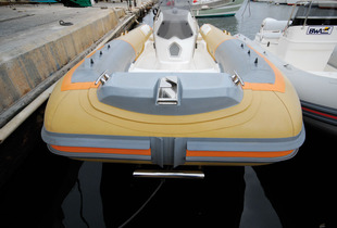 Accastillage de luxe, à l'image du davier inox en chicane et du "pare-buffle" protégeant le flotteur du ragage de la chaîne de mouillage.

