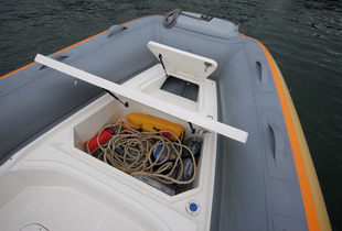 Le capot du grand coffre avant dissimule le remplissage du réservoir d'eau, et le puits à chaîne comporte un plateau pour installer le guindeau électrique (non monté sur le bateau d'essai).
