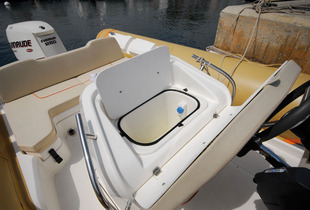 Aisément accessible sous l'assise de pilotage, une grande glacière..ou un réfrigérateur (en option).
