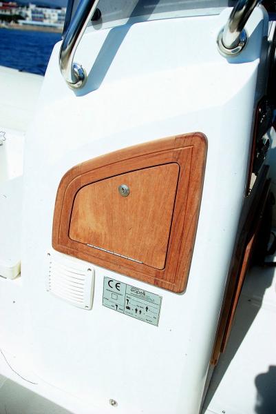 Les portes d’équipets en teck ajoutent une note de classe au cockpit.