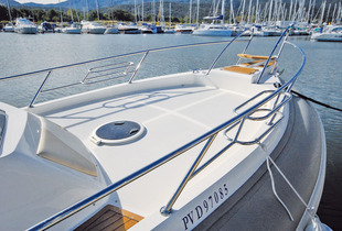Le pont avant offre un vaste bain de soleil. Notez le grand capot ouvrant et le balcon avec racks pour pare-battage.
