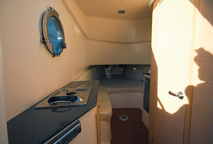 Espace et confort règnent à l'intérieur, avec une cuisine, une salle d'eau et un grand lit à l'avant.
