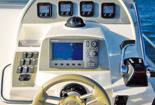 Bon point pour le tableau de bord, très lisible et assez grand pour installer toute l'électronique de navigation.