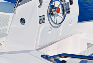 Bien que large le tableau de bord est avare de place pour ce qui est d'accueillir l'électronique de navigation.
