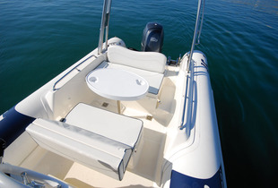Avec l'assise de pilotage basculée vers l'avant, le cockpit arrière devient carré, sans empiéter sur le passage vers l'échelle de bain.
