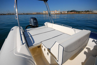 Le cockpit arrière se transforme en bain de soleil grâce à l'assise de pilotage basculant vers l'avant. Coussins et rallonges sont fournis en standard.
