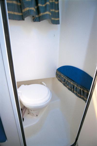 Aéré par un hublot, le compartiment toilette dispose d’un WC marin installé en standard.