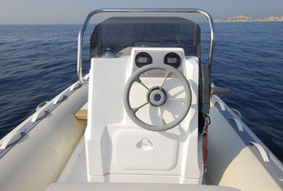 Simple mais efficace, le poste de pilotage est décalé sur tribord. La console étroite ménage un large passavant à bâbord et un passage minimal à tribord.
