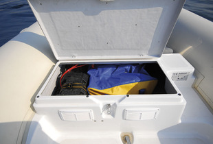 Le sac de matériel de sécurité trouve juste sa place dans la soute arrière, partiellement réduite par la batterie. 
