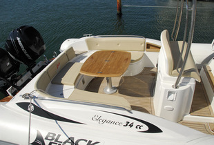 Superbe carré arrière à 7-8 places, avec table pliante pour faciliter le rangement. Frigo et cuisine (en option) se logent sous la banquette de pilotage.