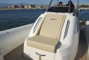 Traité en chaise longue, le panneau avant de la console se soulève pour donner accès à la cabine, mais les poignées latérales sont peu pratiques pour se tenir en navigation.