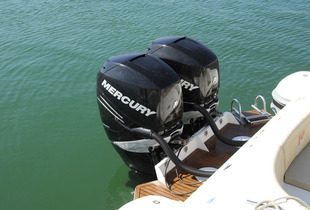 À l'arrière, le bracket qui prolonge la coque offre une super plage de bain en teck de la largeur du bateau. Notez aussi l'échelle de bain avec deux rampes pratiques.