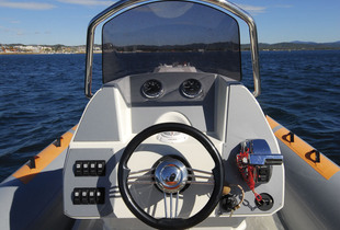 Le poste de pilotage est beau et ergonomique. Installé sur une console étroite il ménage deux larges passavants