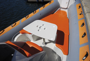 La table amovible du cockpit avant sert également de rallonge pour le solarium.