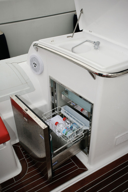 Le bloc cuisine de bâbord intègre un petit frigo. 