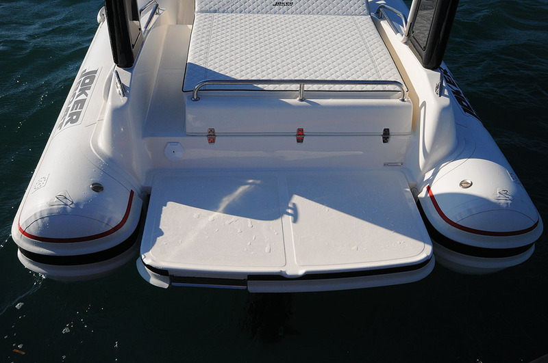 La motorisation in-board à embase permet de profiter d'une super plage de bain, avec échelle télescopique intégrée dans l'épaisseur de la plate-forme.