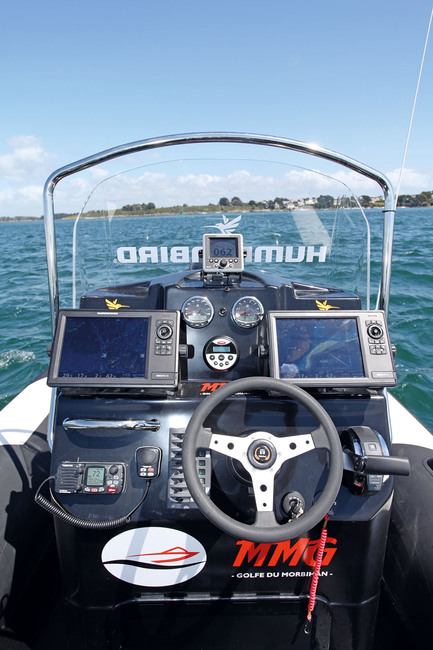 Propriété de Navicom, ce Searib's sert de bateau de démonstration pour la marque d'électronique Humminbird. 