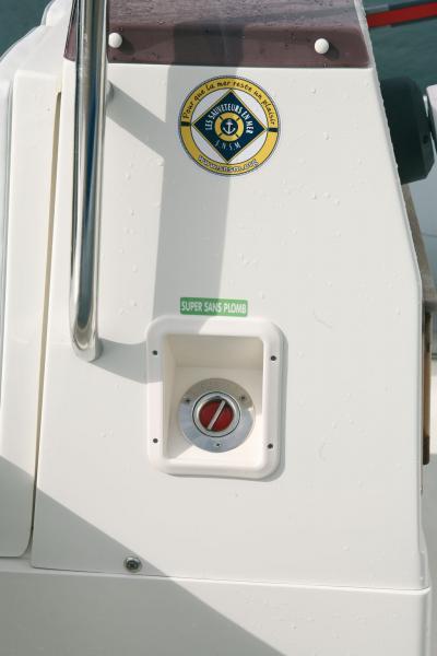 Le nable de remplissage du réservoir de carburant est situé sur le flanc bâbord de la console.