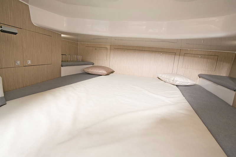 Prince 43 Luxury Cabin : 
La cabine arrière du LC manque de hauteur. Elle conviendra sûrement mieux à des enfants.