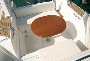 C’est l’un des carrés les plus réussis dans cette catégorie de semi-rigides. Six convives peuvent prendre place autour de cette jolie table en bois verni.